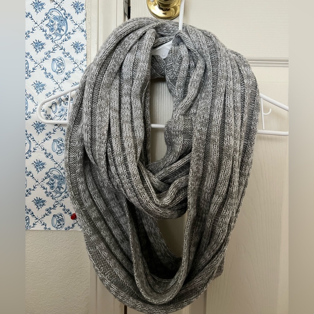 Hollister - infinity/ circle scarf